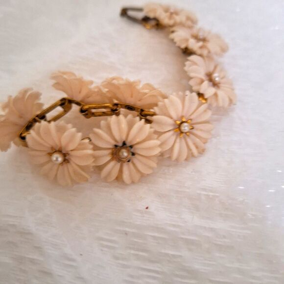 A Vintage Plastic Daisy Women's Bracelet Soft Plastic Decorative Cottage Core - Picture 8 of 9